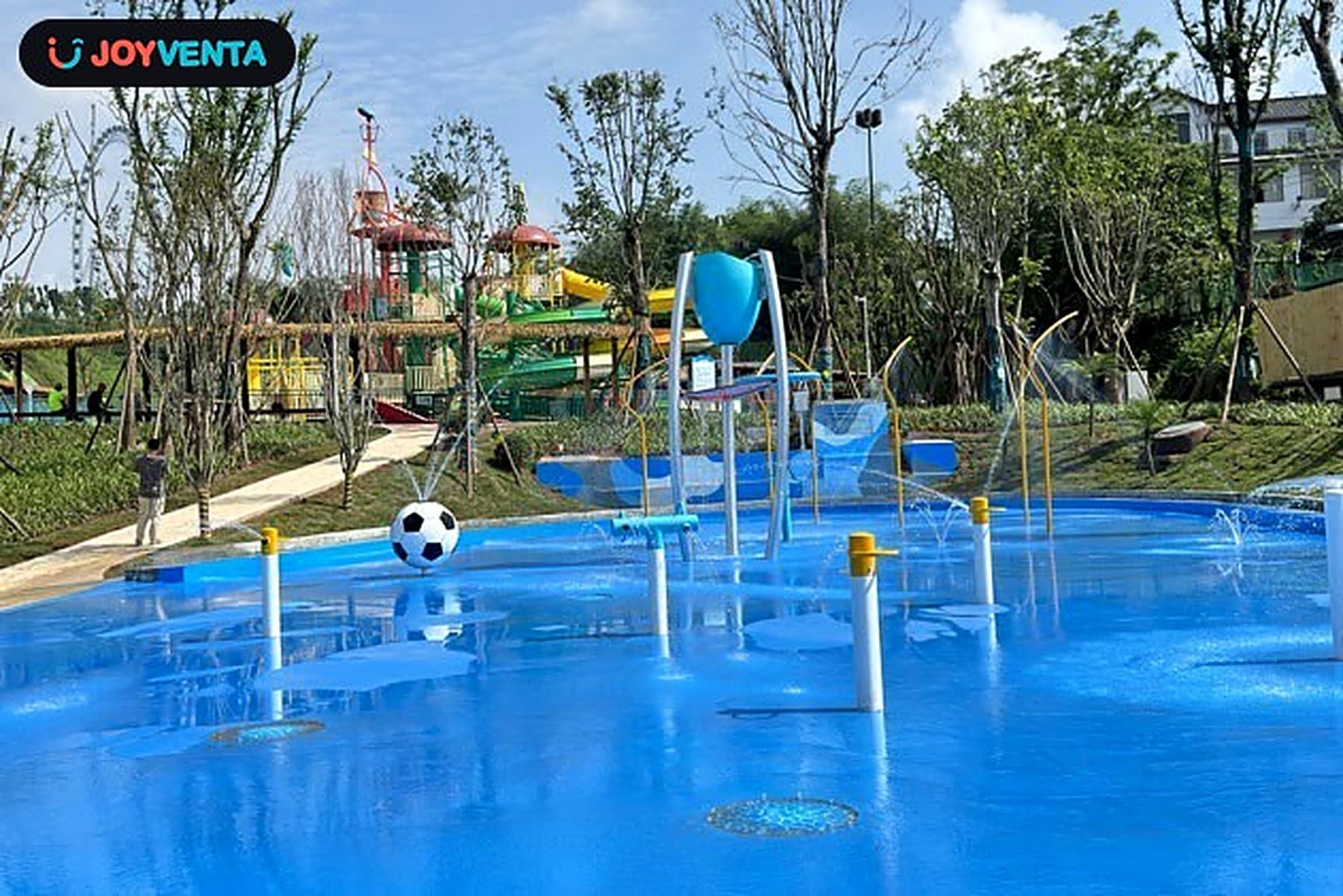 حديقة مائية طبيعية على النهر